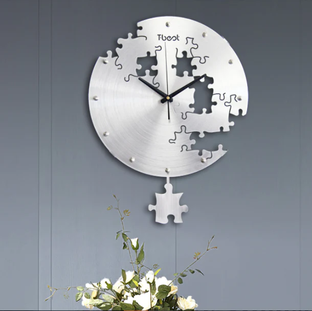 Horloge Futuriste en Métal Précieux - Image 2