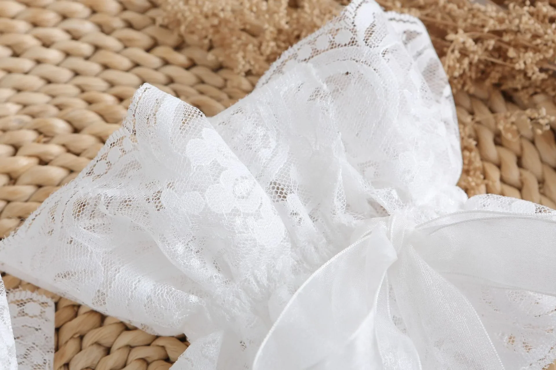 Jabot Victorien Femme avec Poignets - Dentelle Noire et Blanche - Image 11