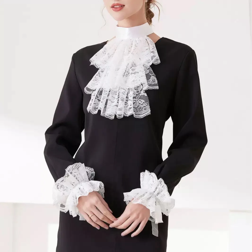 Jabot Victorien Femme avec Poignets - Dentelle Noire et Blanche - Image 2